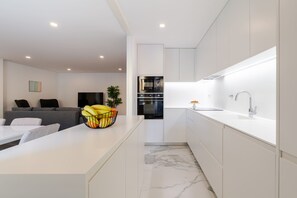 Wasserkocher mit Kaffee-/Teezubehör, Kühlschrank, Mikrowelle, Ofen