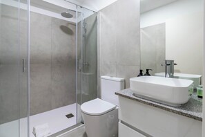 Ducha, secador de pelo, toallas