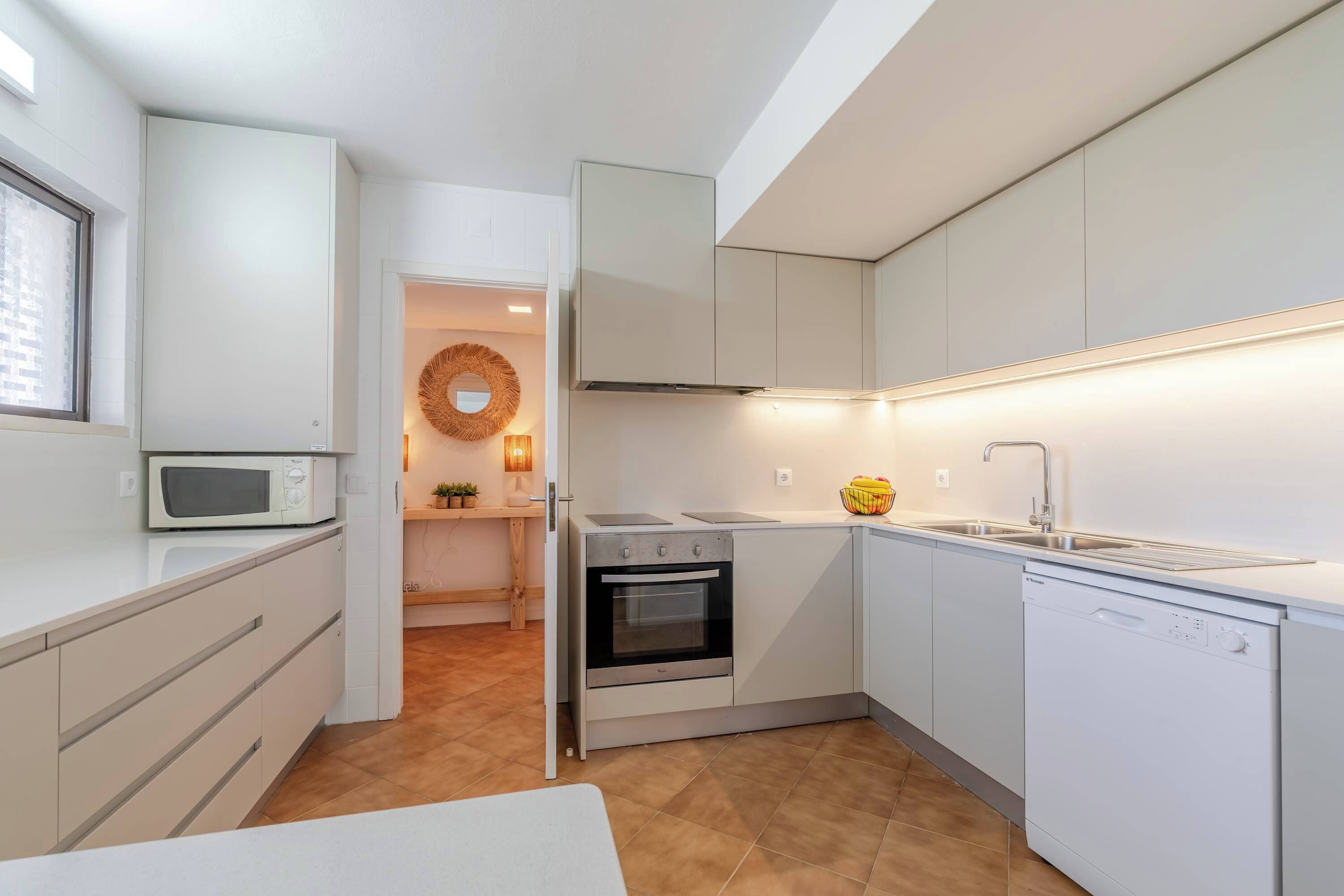 Frigorífico, microondas, horno y placa de cocina