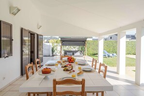 Outdoor dining - Ma-la Beach House by HostWise (Marinhas)