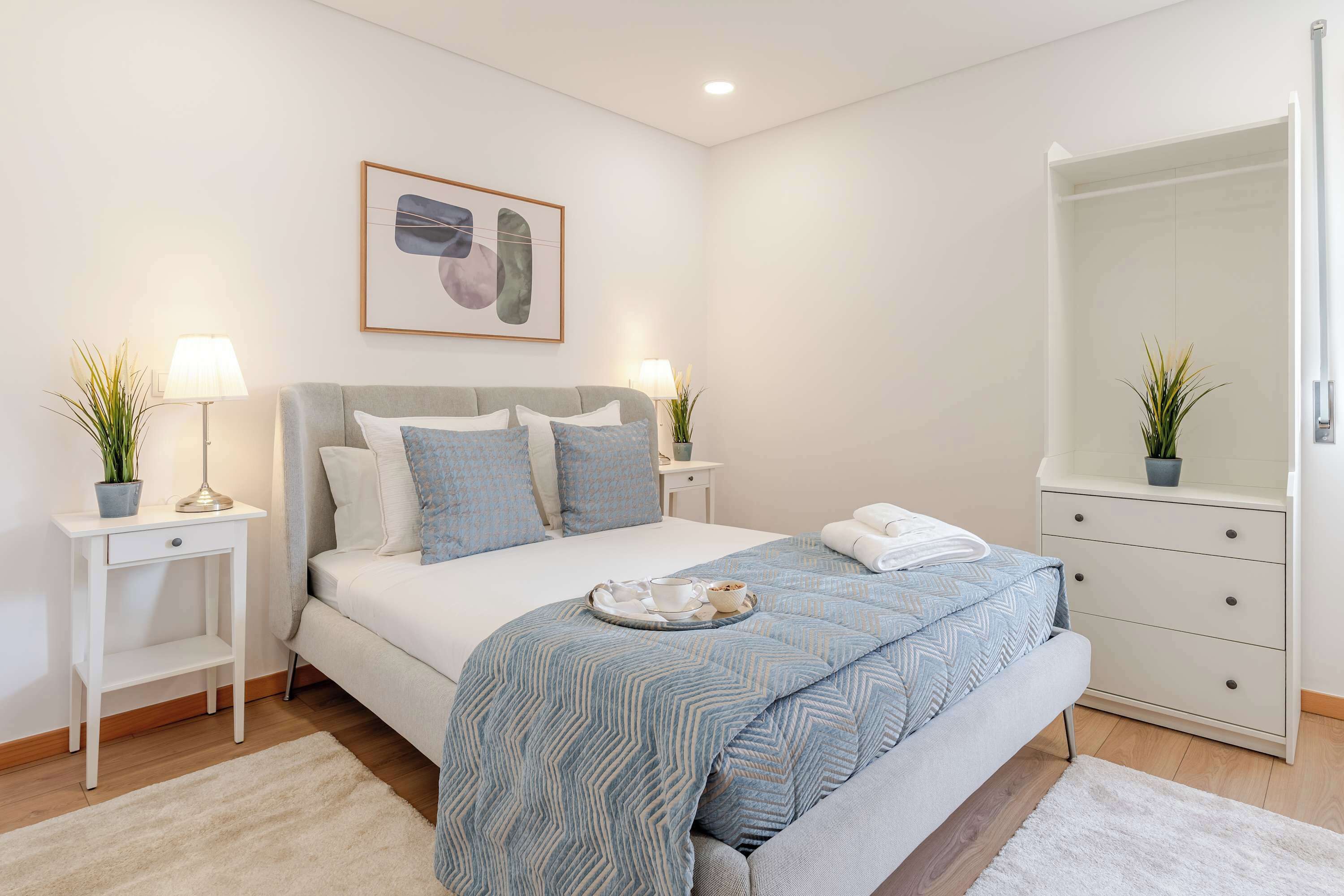 3 habitaciones, tabla de planchar con plancha, cuna de viaje y wifi 