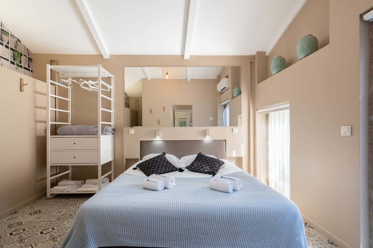 Tabla de planchar con plancha, cuna de viaje, wifi y ropa de cama 