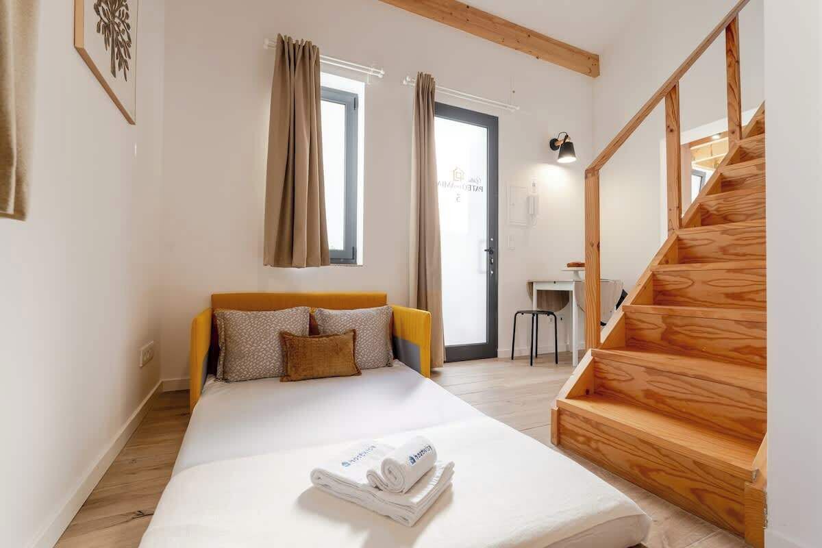 Tabla de planchar con plancha, wifi y ropa de cama 