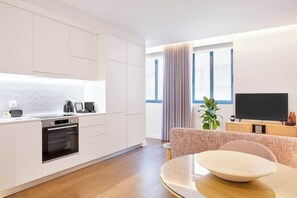 Wasserkocher mit Kaffee-/Teezubehör, Kühlschrank, Mikrowelle, Ofen