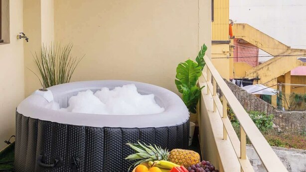 Outdoor spa tub
