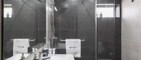 Regadera, secadora de cabello, toallas, shampoo