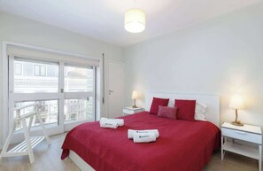 48 bedrooms, iron/ironing board, travel cot, WiFi - Trendy Bright Flat w/Balcony | Jacuzzi by HostWise (Matosinhos)