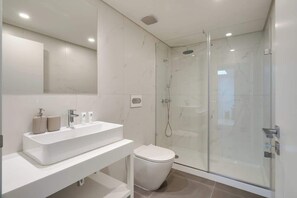 Sèche-cheveux, serviettes fournies