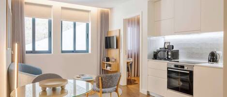 Jääkaappi, mikroaaltouuni, uuni, liesi