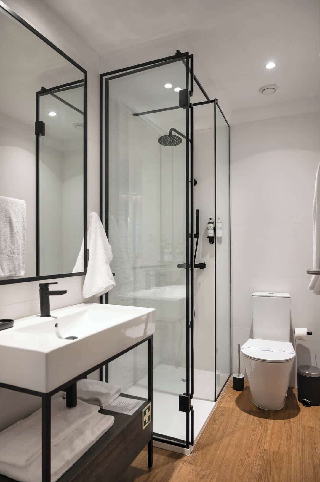 Douche, sèche-cheveux, serviettes fournies, shampoing
