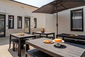 Outdoor dining - Studio with Private Terrace by HostWise (São Mamede de Infesta)