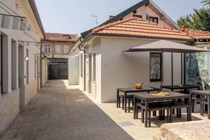 Outdoor dining - Studio with Private Terrace by HostWise (São Mamede de Infesta)