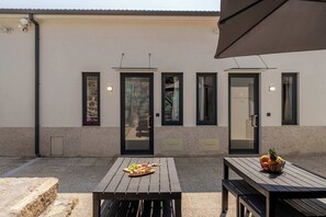 Outdoor dining - Studio with Private Terrace by HostWise (São Mamede de Infesta)