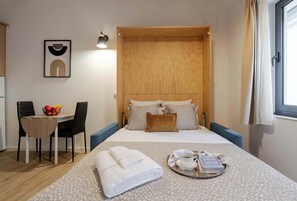 10 bedrooms, iron/ironing board, travel crib, WiFi - Studio with Private Terrace by HostWise (São Mamede de Infesta)