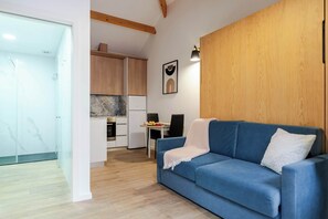 TV - Studio with Private Terrace by HostWise (São Mamede de Infesta)