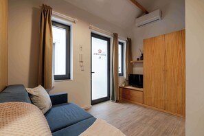 TV - Studio with Private Terrace by HostWise (São Mamede de Infesta)