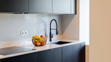 Køleskab, mikrobølgeovn, ovn, kogeplade