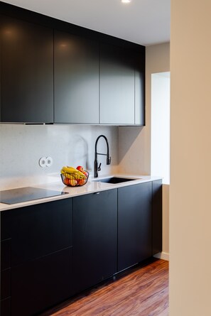 Jääkaappi, mikroaaltouuni, uuni, liesi