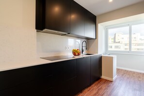 Geladeira, micro-ondas, fogão, cooktop
