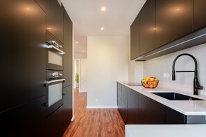 Frigorífico, microondas, horno y placa de cocina