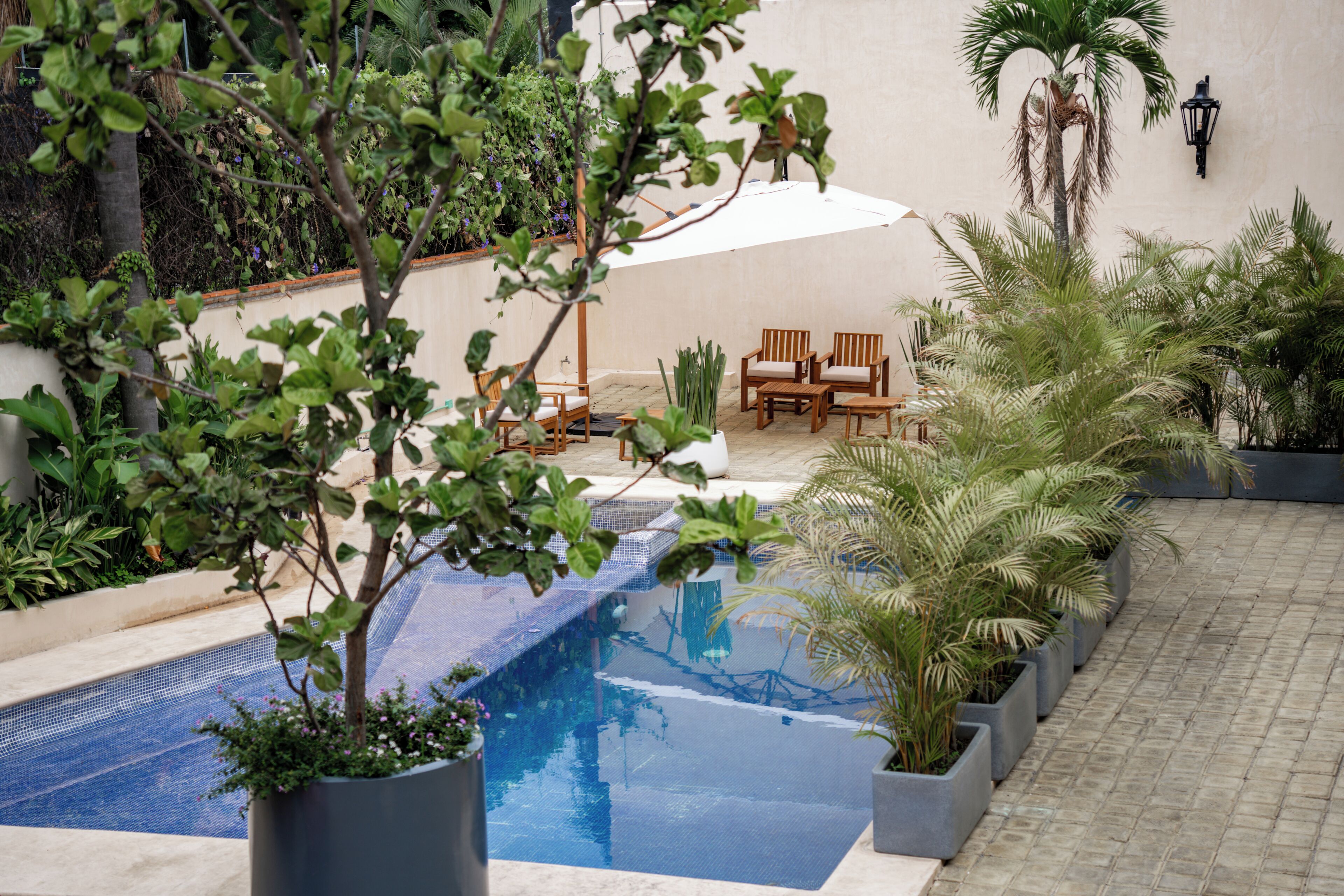 Una piscina al aire libre