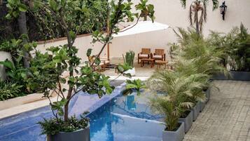 Una piscina al aire libre
