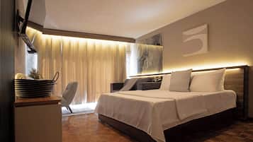 Luxe beddengoed, donsdekens, bedden met traagschuimmatrassen, een bureau