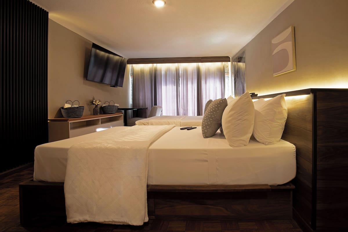 Quarto casal superior, sacada, vista para a cidade | Roupas de cama premium, edredons de pluma