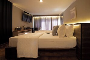 Quarto casal superior, sacada, vista para a cidade | Roupas de cama premium, edredons de pluma