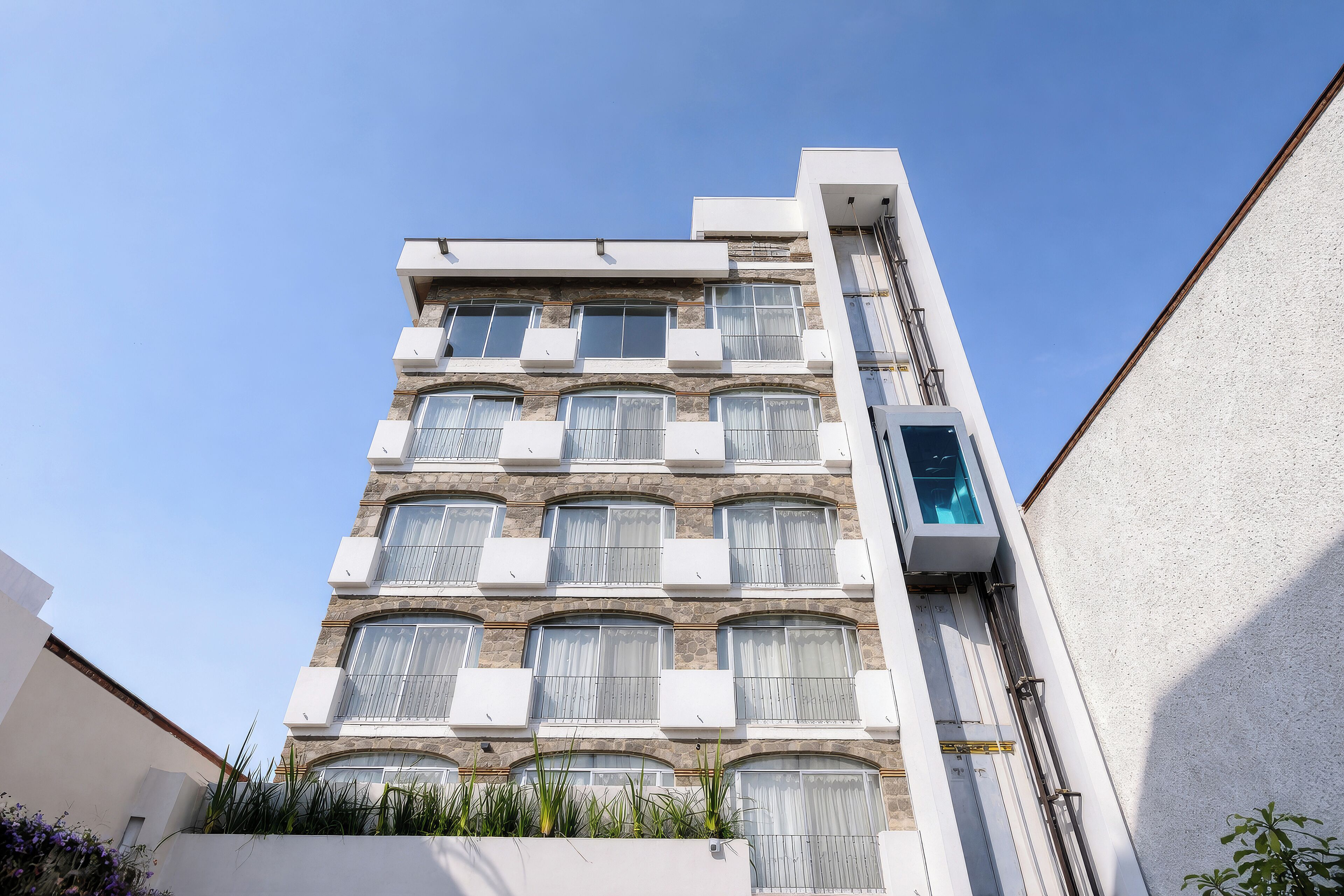 Vista frontal de la propiedad