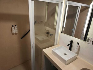Quarto casal luxo | Banheiro | Chuveiro, sabonete, shampoo, papel higiênico