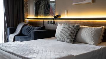 Deluxe tweepersoonskamer | Luxe beddengoed, donsdekens, bedden met traagschuimmatrassen, een bureau