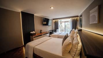 Habitación doble superior, 2 camas de matrimonio, balcón, vistas a la ciudad | Ropa de cama de alta calidad y edredones de plumas