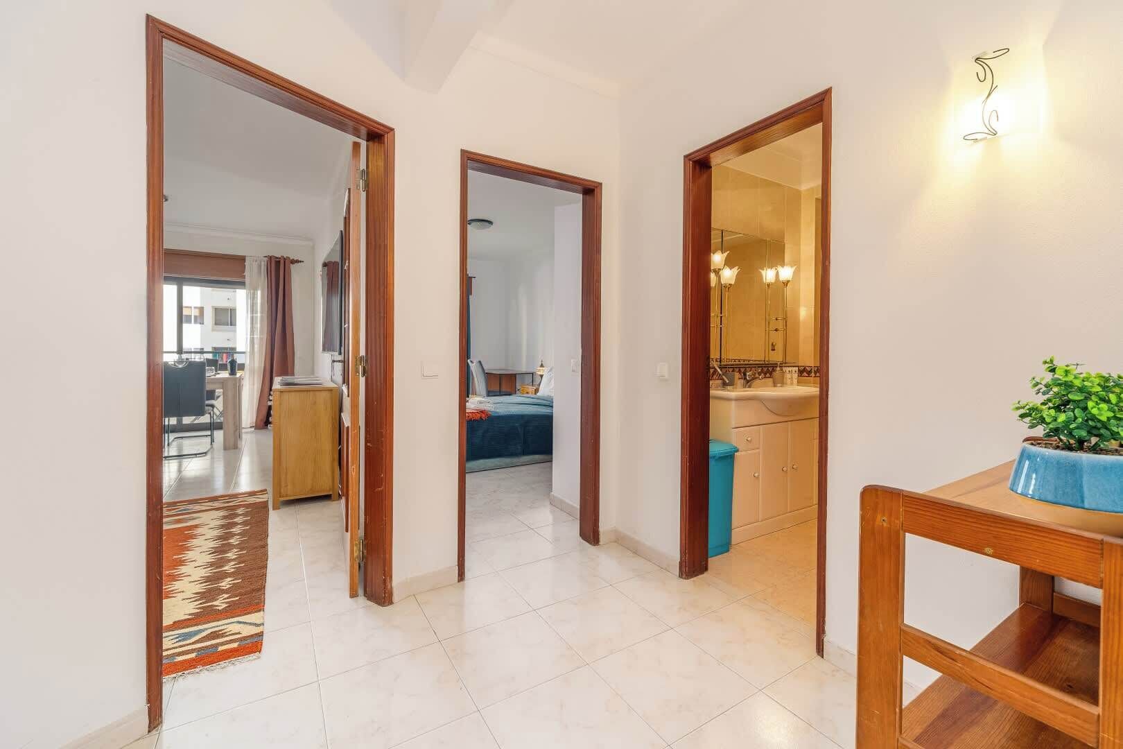1 habitación, escritorio, tabla de planchar con plancha y wifi 