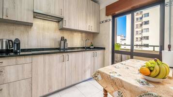 Coffee/tea maker, fridge, microwave, oven