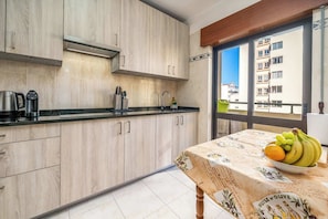 Wasserkocher mit Kaffee-/Teezubehör, Kühlschrank, Mikrowelle, Ofen