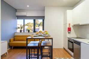 Coffee/tea maker, fridge, microwave, oven - Colorful & Cozy Apartment by HostWise (Porto)