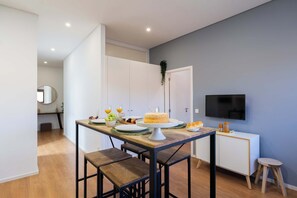 Dining - Colorful & Cozy Apartment by HostWise (Porto)