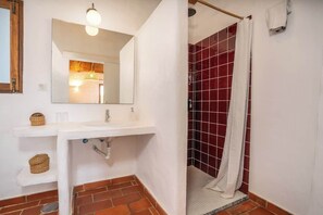Shower, hair dryer, towels, shampoo