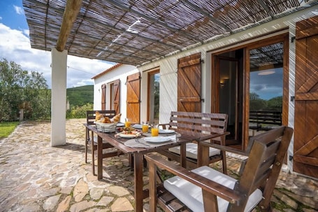Outdoor dining. Burro Ville by HostWise - Spacious House w/ Pool