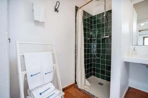 Sèche-cheveux, serviettes fournies