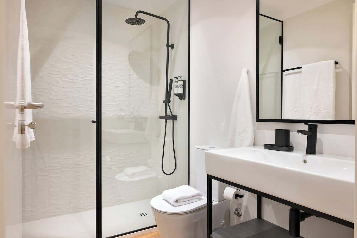 Shower, hair dryer, towels, shampoo