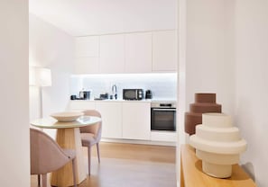 Wasserkocher mit Kaffee-/Teezubehör, Kühlschrank, Mikrowelle, Ofen