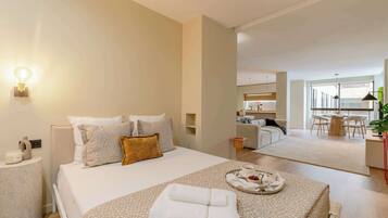 32 soverom, skrivebord, strykejern/-brett og reiseseng for barn