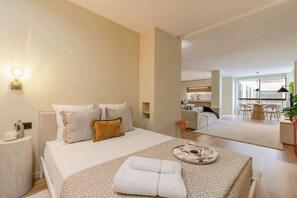 24 bedrooms, desk, iron/ironing board, travel cot - Modern Studio, Open Plan Elegance by HostWise (Matosinhos)