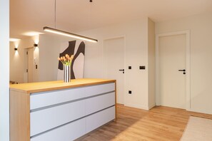 Interior - Modern Studio, Open Plan Elegance by HostWise (Matosinhos)