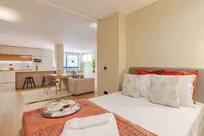 2 عدّة غرف نوم ومكتب ومكواة/لوح كي وسرير سفر