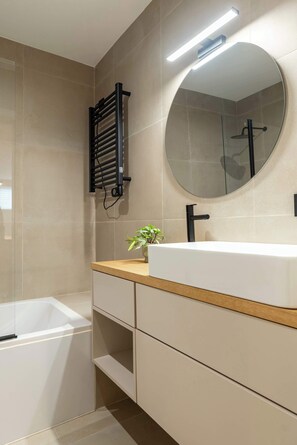 Hair dryer, towels - Modern Studio, Open Plan Elegance by HostWise (Matosinhos)