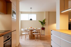 Dining - Modern Studio, Open Plan Elegance by HostWise (Matosinhos)