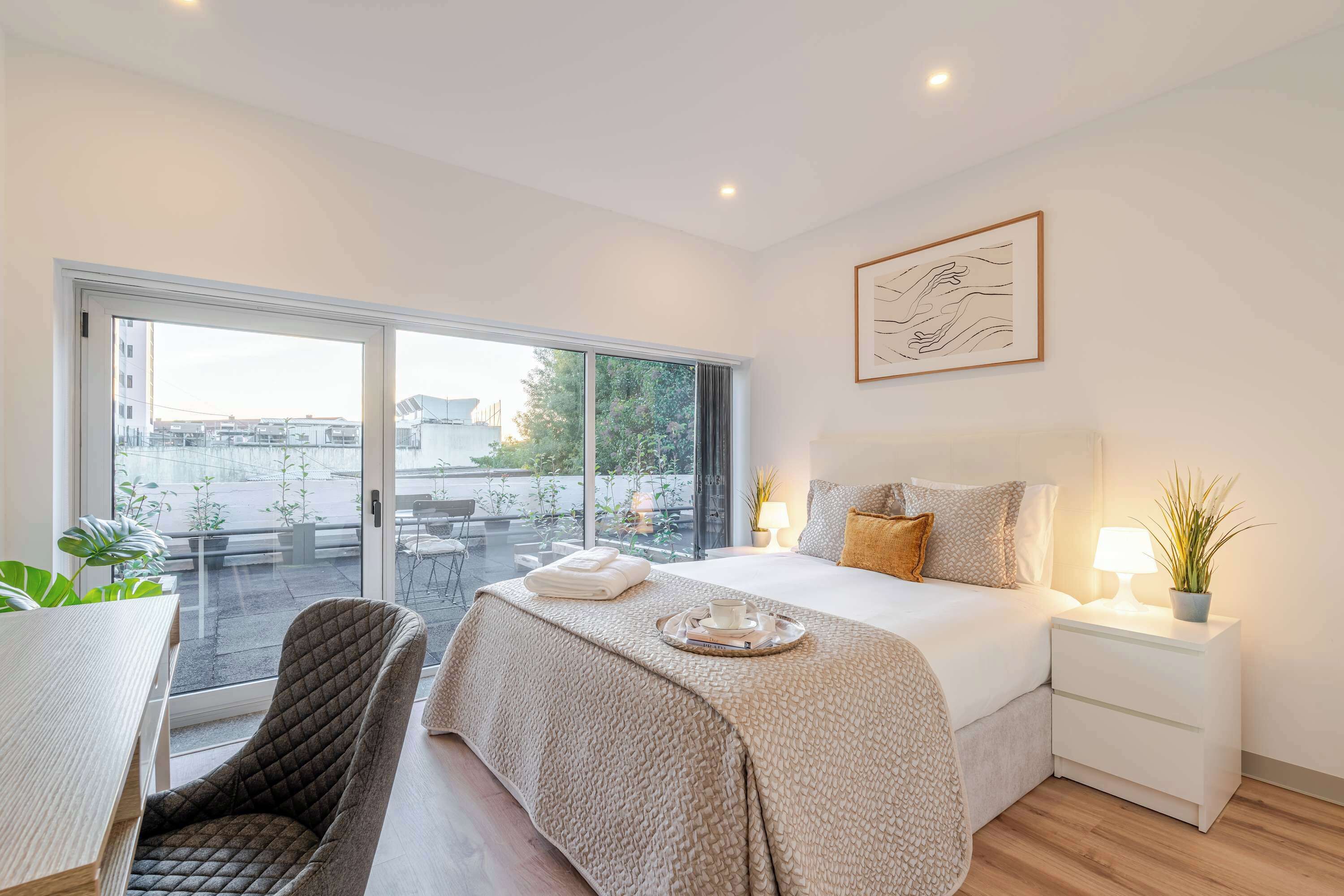 16 habitaciones, escritorio, cuna de viaje y wifi 